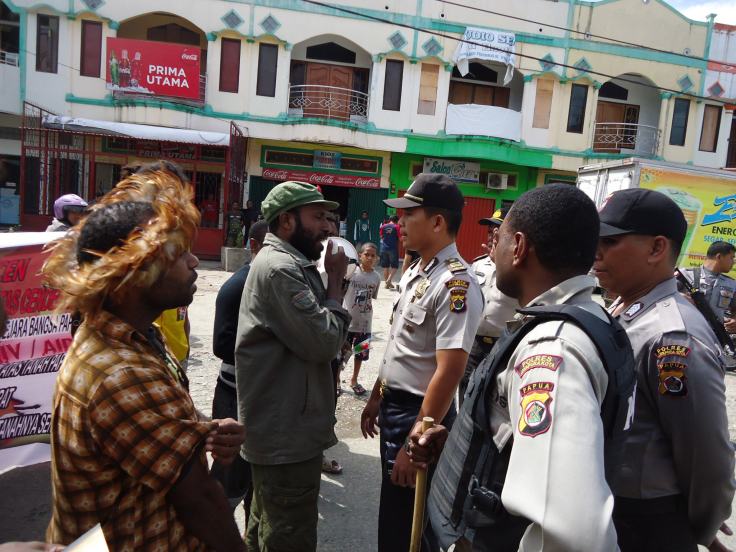 Victor Yeimo, Chairman of KNPB, negotiating with Kalpores Alfred Papare moments before his arrest, December 1, 2012, Abepura (Photo: WK, KNPB)