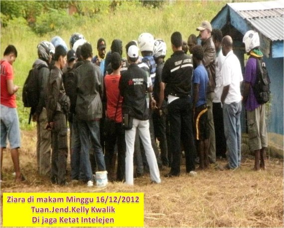 Papuan homage (16/12) to tomb of murdered OPM General Kelly Kwalik, blocked by heavily armed intelligence personnel (note Buleh Densus 88 advisor)