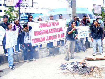 Journalists in Jayapura hold Demo to Reject Violence Against Journalists. (Jubi / Arjuna)