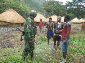 TNI 753 Btn interrogating locals in Sinak (photo: Malanesia.com)