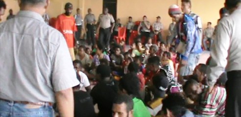 Papuans villagers  arrested and searched, detained in Aula Fakfak Police for interrogation (photo: Alex Tethool / Jubi / Fakfak)